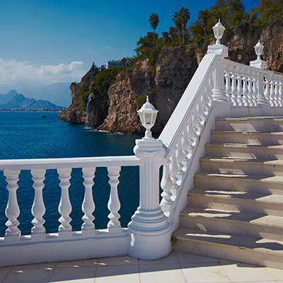 Оформяне на красиви и функционални пространства в хотелски комплекси с помощта на архитектурни профили и декорации