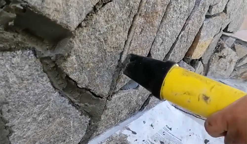 Фугиране на външна каменна облицовка на стена